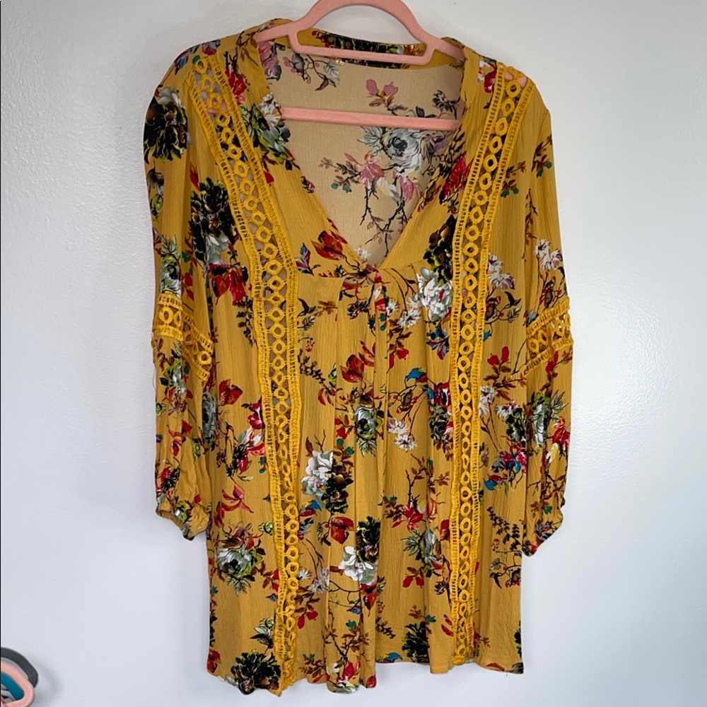 Womens blouse Floral V-Neck Blouse size Large see through lace strips size large